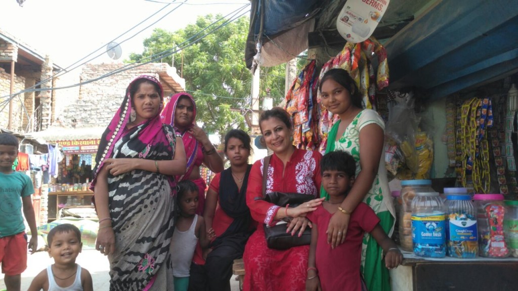 Suparnaa with the women at the Azadpur slums
